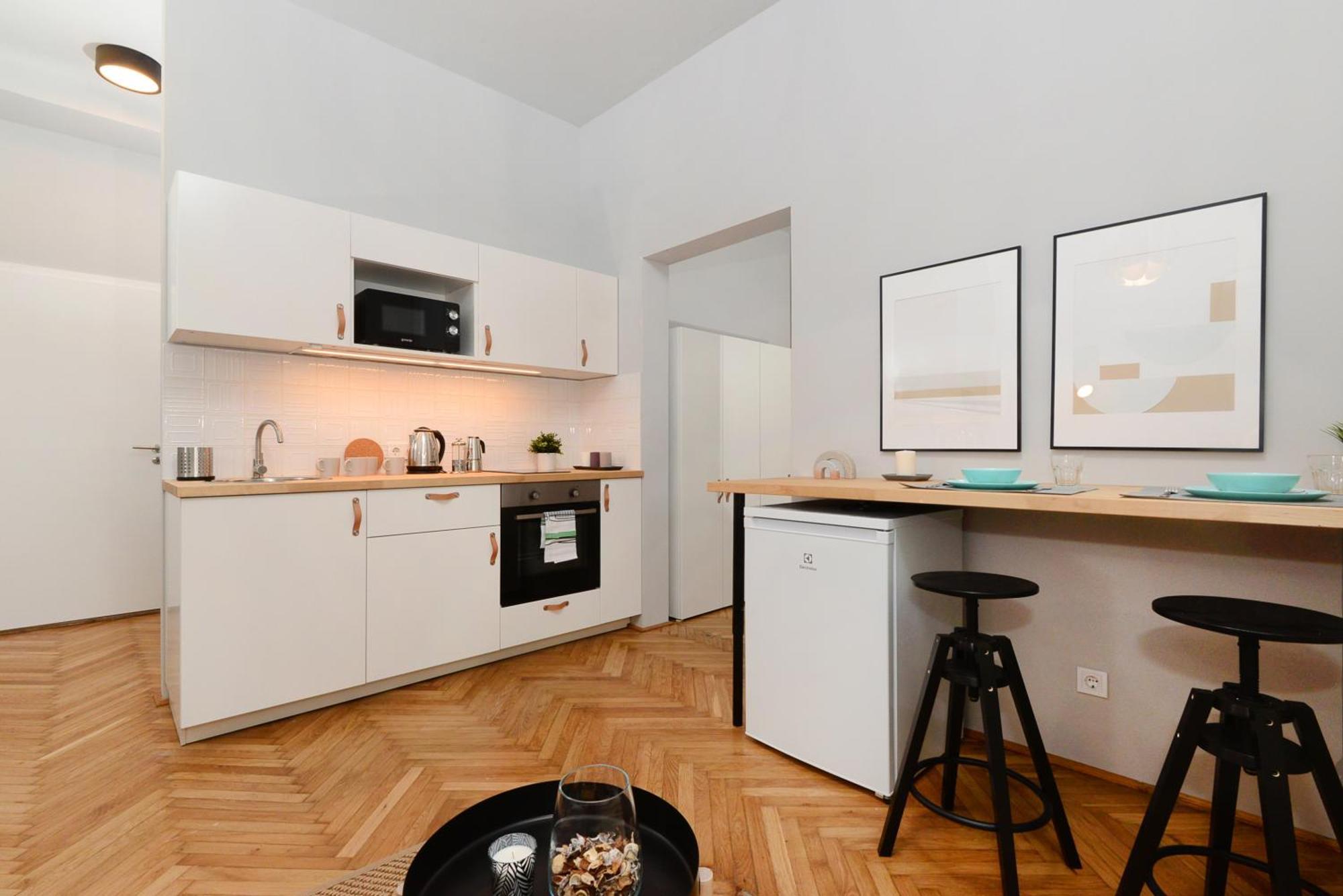 Monochrome Chic Apartments R61 — Fotók 2